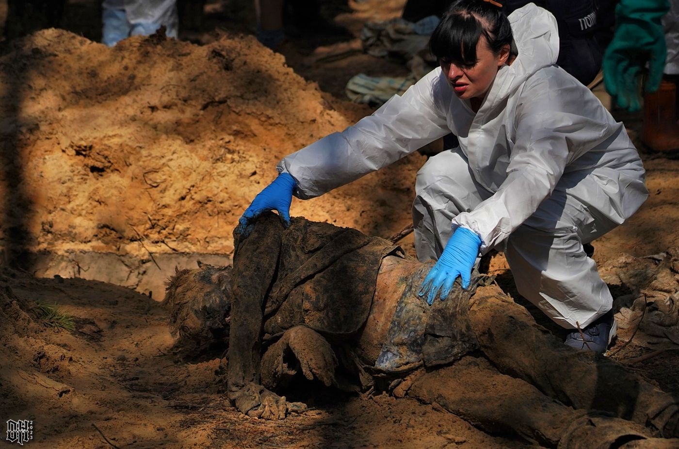 DH - Mass grave exhumation 26 - Izium Ukraine - Sept 2022.jpg
