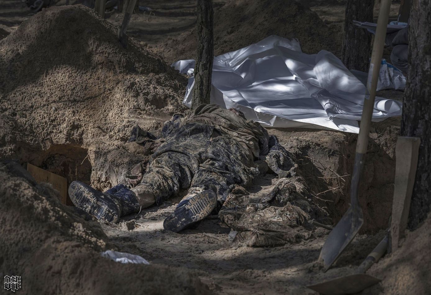 DH - Mass grave exhumation 50 - Izium Ukraine - Sept 2022.jpg
