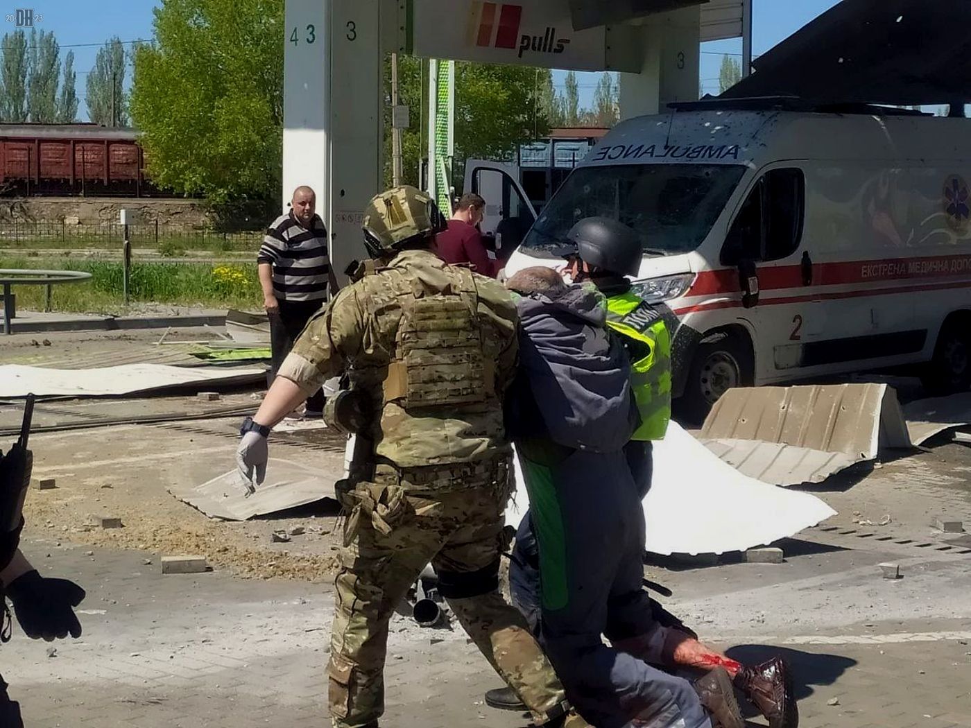 DH - Russian shelling hits supermarket gas and train station 15 - Kherson - Kherson Oblast - M...jpg