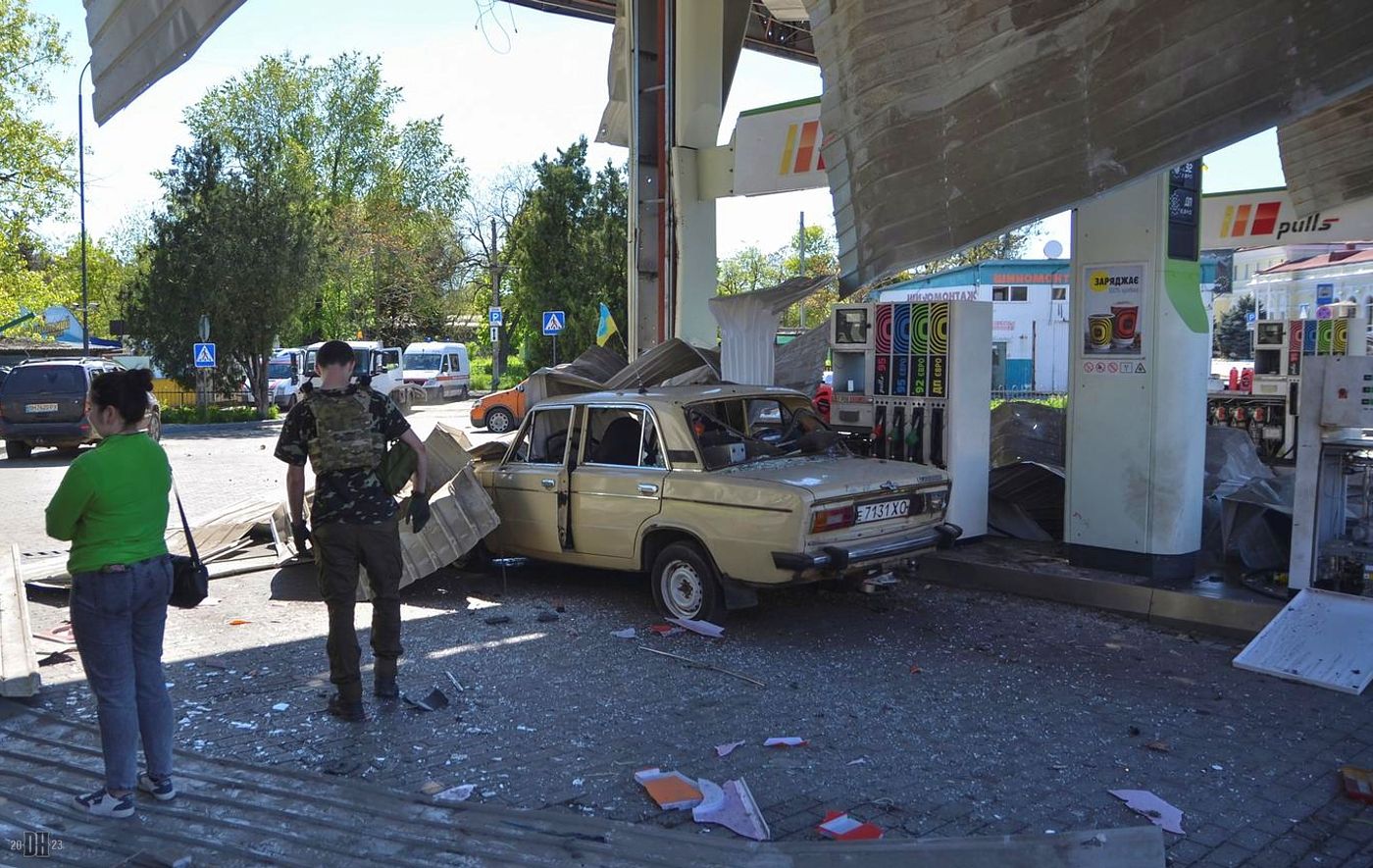 DH - Russian shelling hits supermarket gas and train station 16 - Kherson - Kherson Oblast - M...jpg