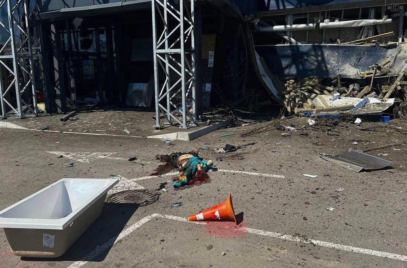 DH - Russian shelling hits supermarket gas and train station 2 - Kherson - Kherson Oblast - Ma...jpg