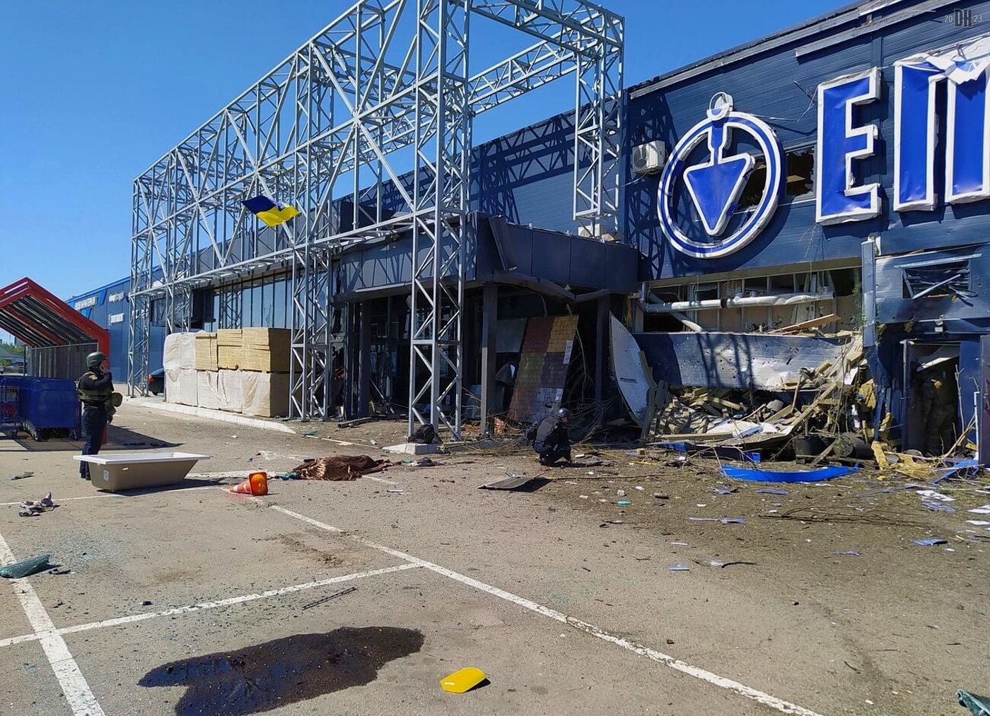 DH - Russian shelling hits supermarket gas and train station 4b - Kherson - Kherson Oblast - M...jpg