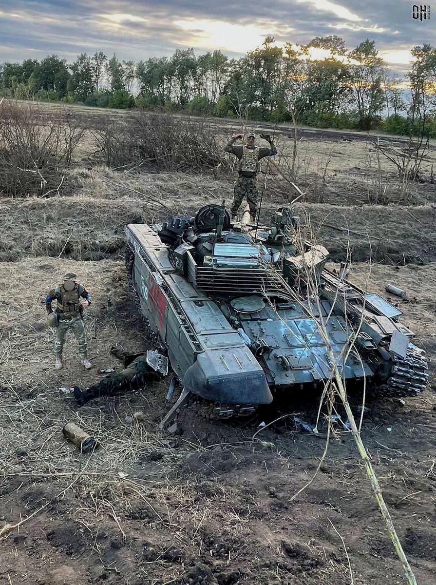 DH - Ukraine~Russia conflict - 1747 - Ukrainian soldiers with disabled Russian tank and dead t...jpg