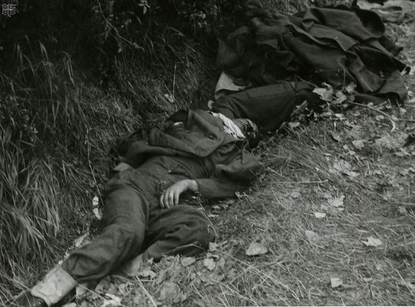 DH - WW2 Dead British Soldiers 1 - After the tank battle at Villers-Bocage, southwest of Caen....jpg