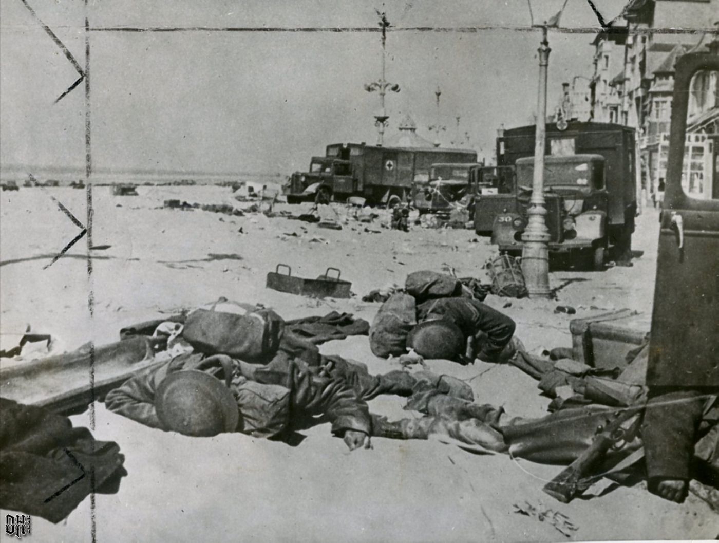 DH - WW2 Dead British Soldiers 9 - British soldiers on beach at Dunkirk.jpg