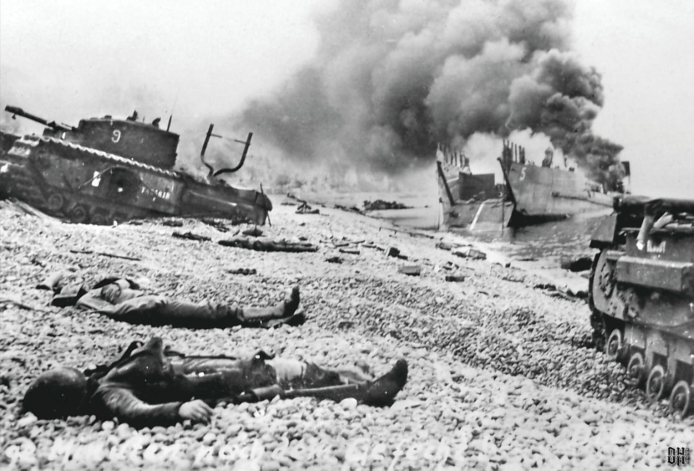 DH - WW2 Dead Canadian Soldiers 2 - Dead Canadians on Dieppe beach - 1942.jpg