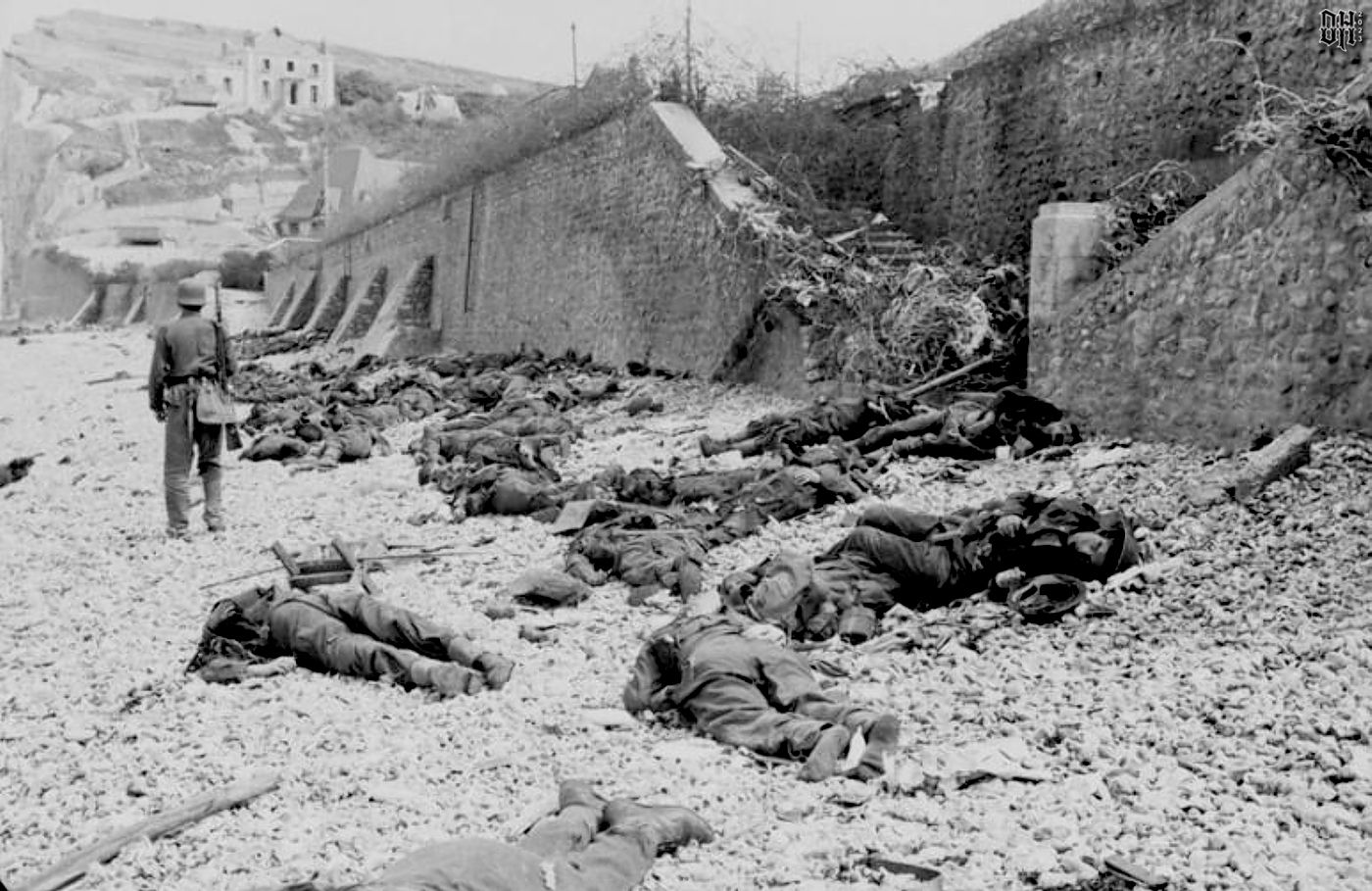 DH - WW2 Dead Canadian Soldiers 4 - Dead Canadians on Dieppe beach - 1942.jpg