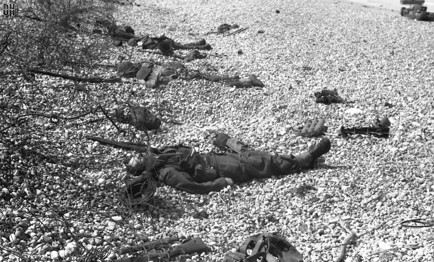 DH - WW2 Dead Canadian Soldiers 6 - Dead Canadians on Dieppe beach - 1942.jpg