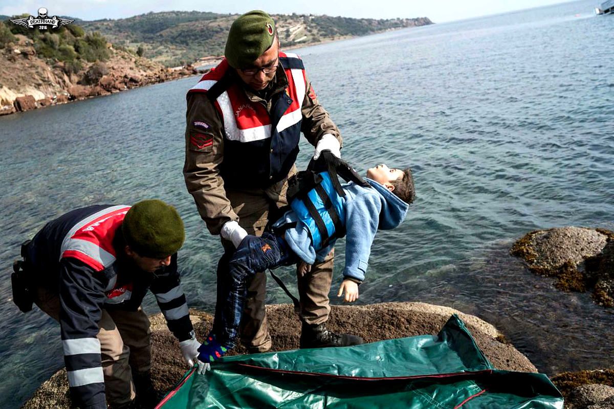 drowned-migrants-trying-to-reach-greece-10-Ayvacik-TU-jan-30-16.jpg