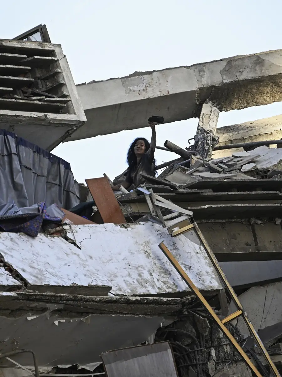 Earquake, survivor among collapsed building gets rescue workers attention, La Guaira, Venezue...webp