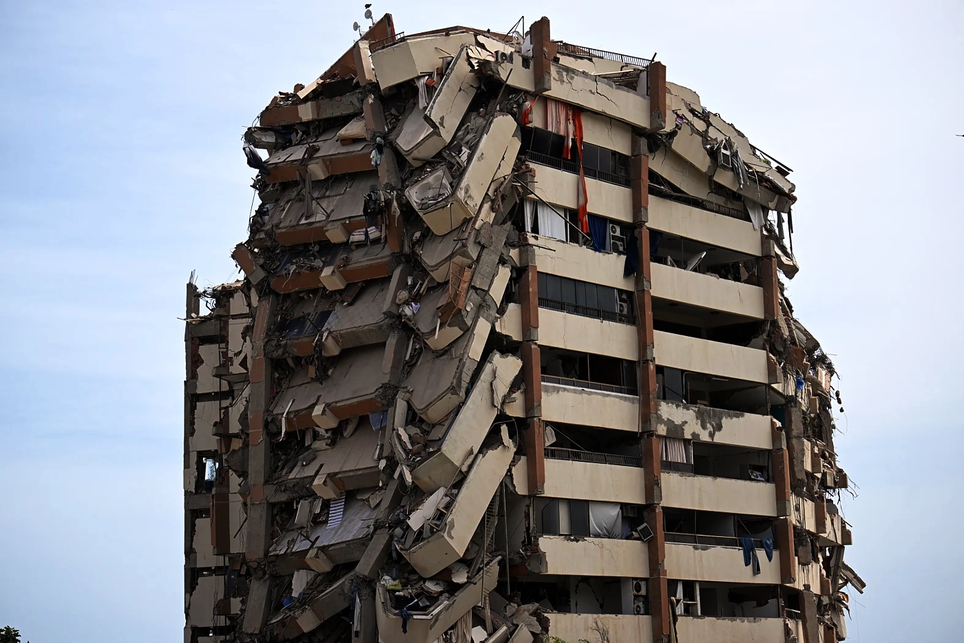 Earthquake aftermath, apartment building is damaged in Catia La Mar, Venezuela, Jun 25 2026.webp