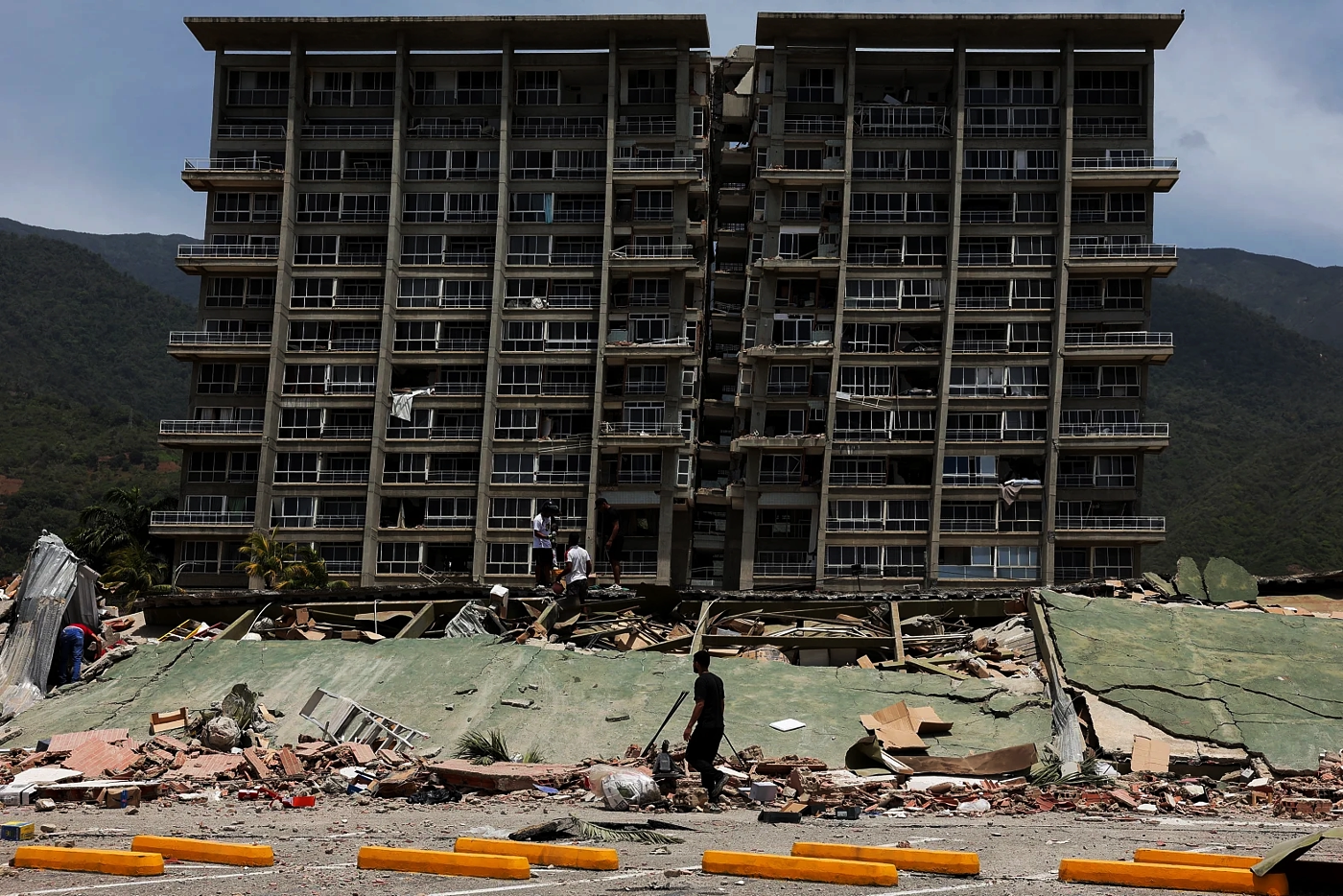 Earthquake aftermath, people inspect rubble in La Guaira, Venezuela, Jun 25 2026.webp