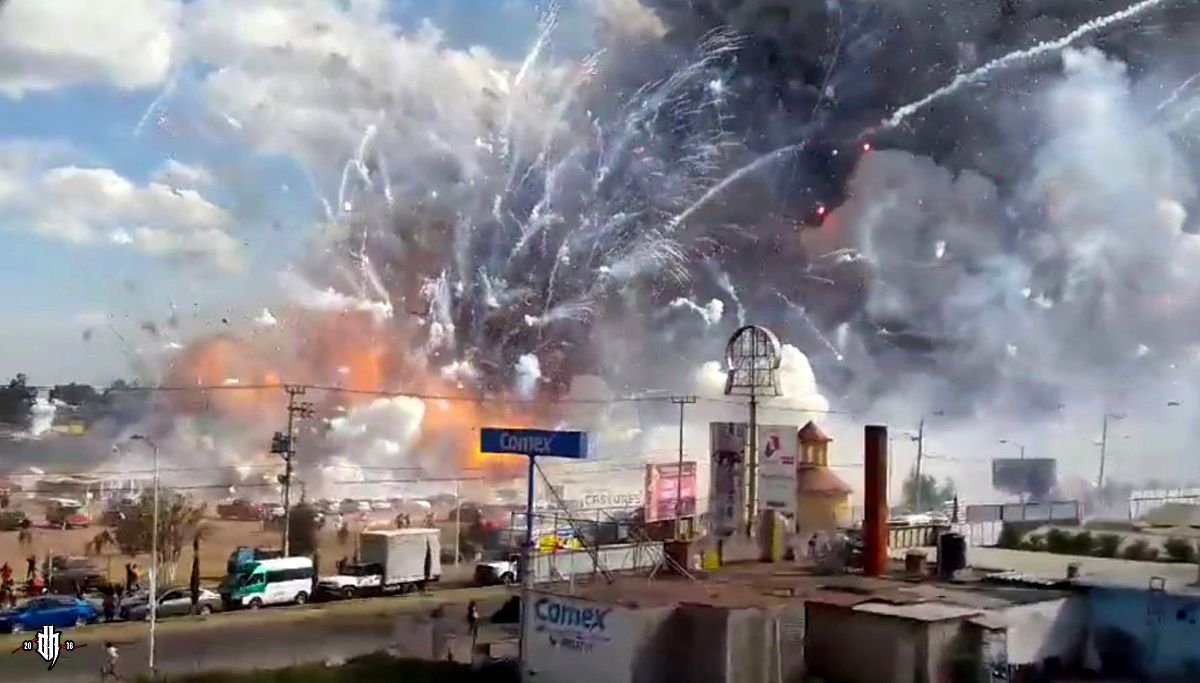 fireworks-explosion-at-fireworks-market-2-Tultepec-MX-dec-20-16.jpg