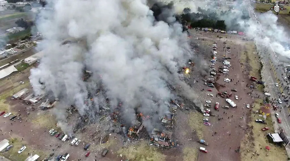 fireworks-explosion-at-fireworks-market-3-Tultepec-MX-dec-20-16.webp
