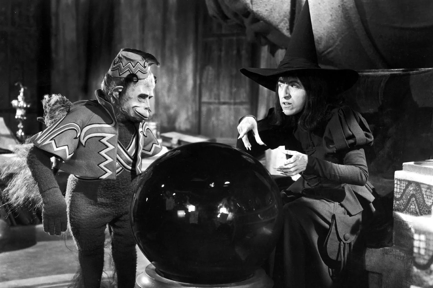 flying-monkeys-wizard-of-oz-1587648.webp