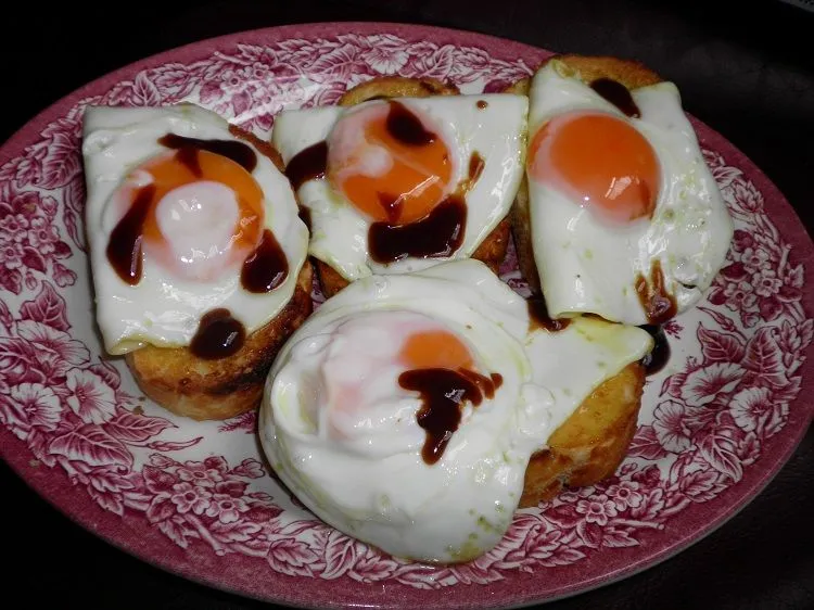 fried eggs on toast 001.webp