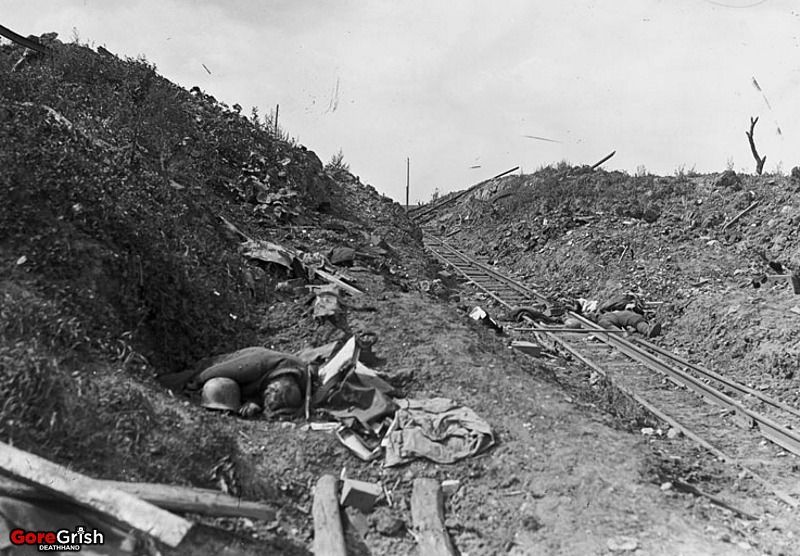 german-dead-along-rail-tracks-1918.jpg