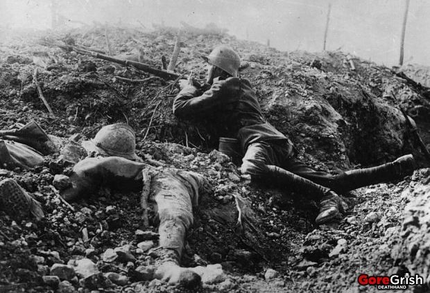 german-soldier-dead-french-soldier-Fort-Vaux-France-1916.jpg
