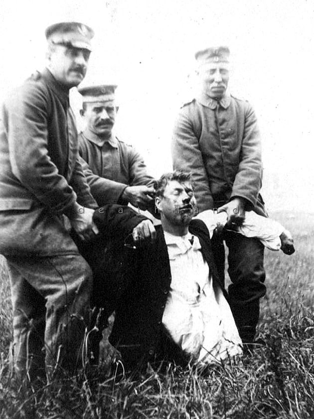 german-soldiers-w-unknown-dead-man.jpg