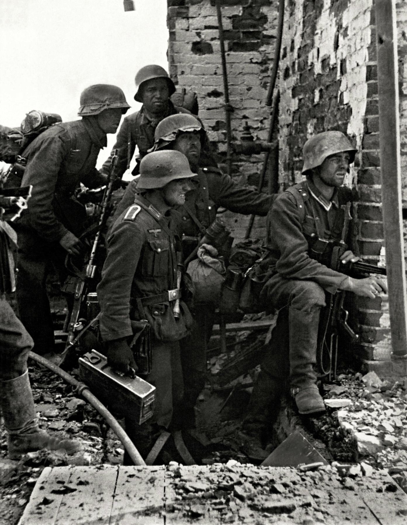 German squad in Stalingrad, 1942.jpg