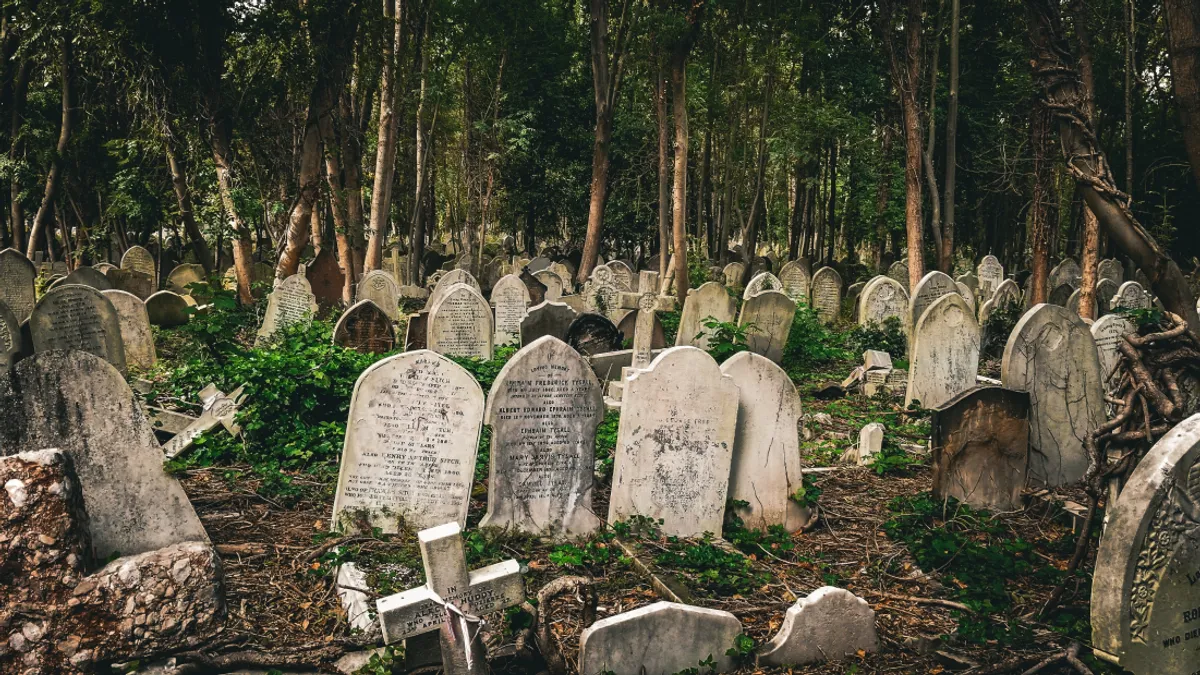 graveyard-vs-cemetery-l.webp