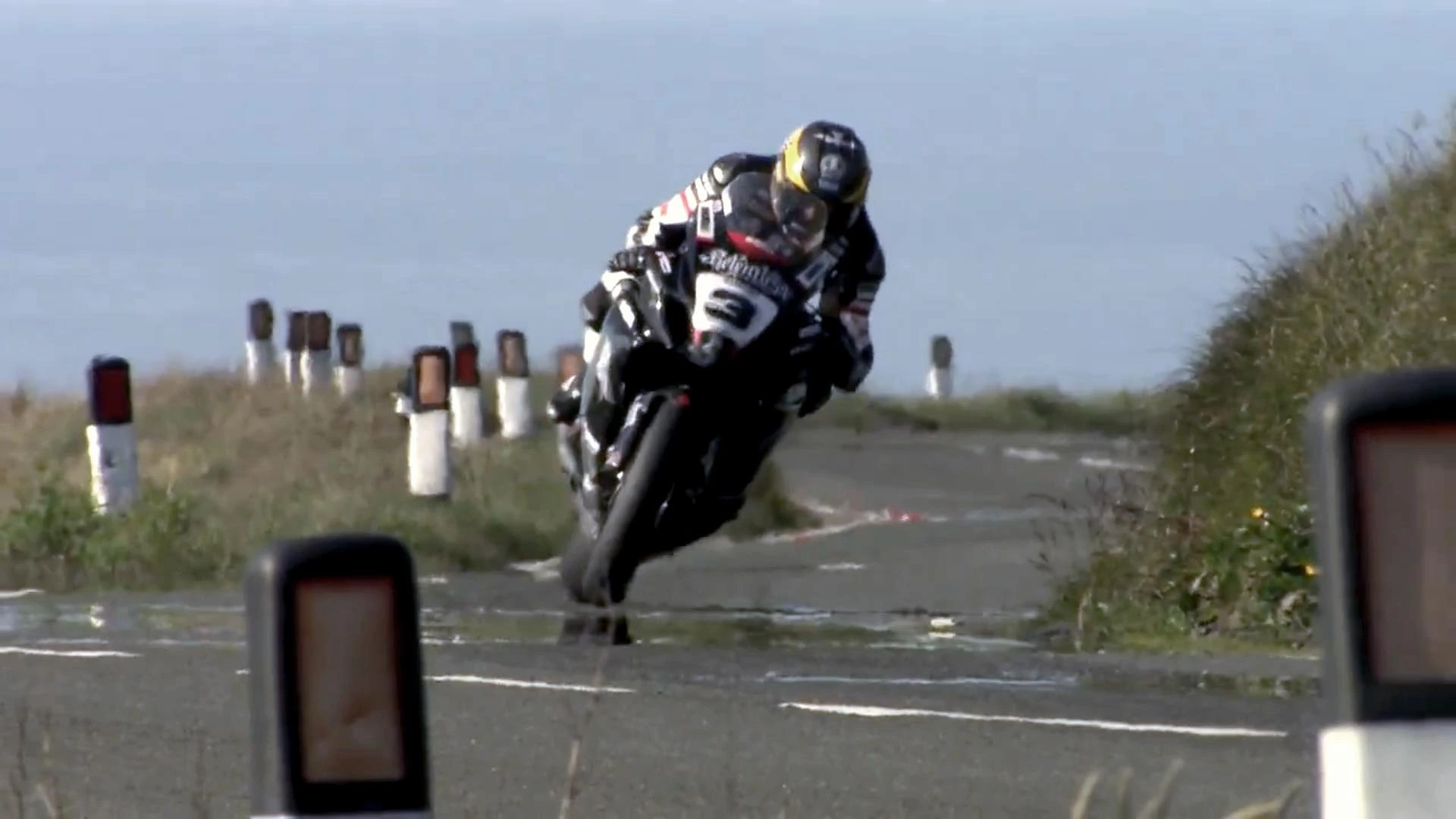 gsxr-1000-superbike-guy-martin-isle-of-man-tt-2012-3.webp