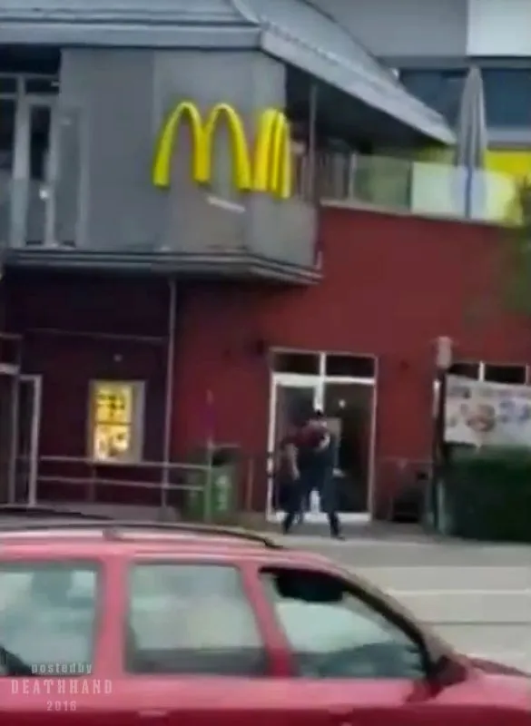 gunmen-open-fire-at-shopping-mall-1-Munich-GR-jul-22-16.webp