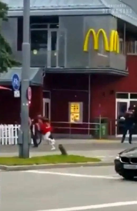 gunmen-open-fire-at-shopping-mall-5-Munich-GR-jul-22-16.webp