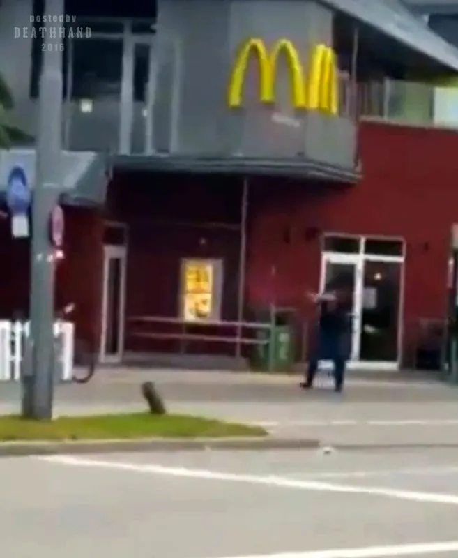 gunmen-open-fire-at-shopping-mall-6-Munich-GR-jul-22-16.webp