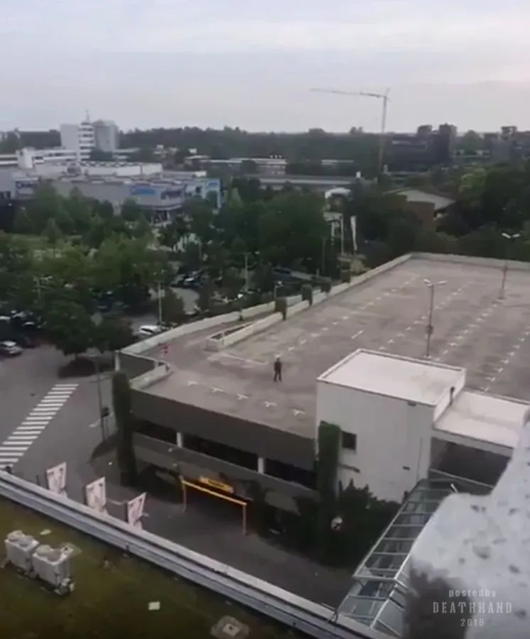 gunmen-open-fire-at-shopping-mall-9-Munich-GR-jul-22-16.webp
