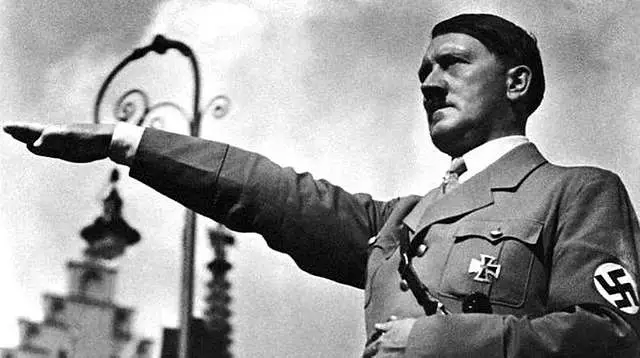 hitler-salute-in-front-of-lamppost-19b8fa-640.webp