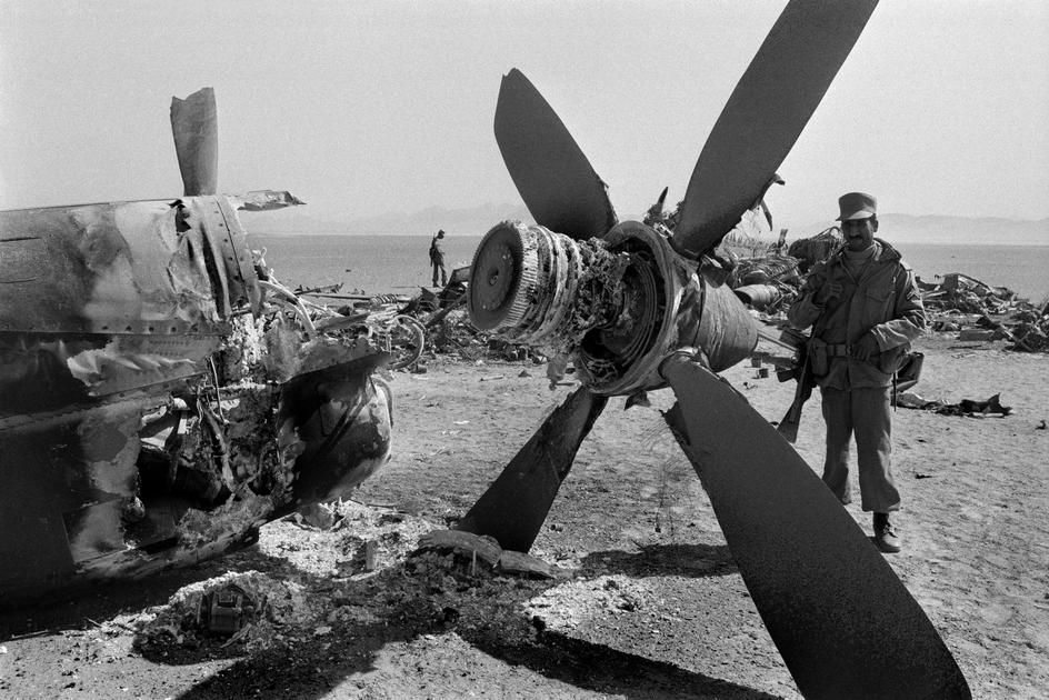iranian-soldier-c-130-wreck-Tabas-Iran-apr25-1980.jpg