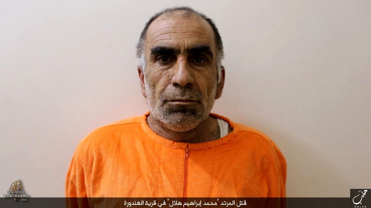 isis-executes-accused-traitor-with-the-sword-1-Aleppo-SY-sep-20-15.jpg