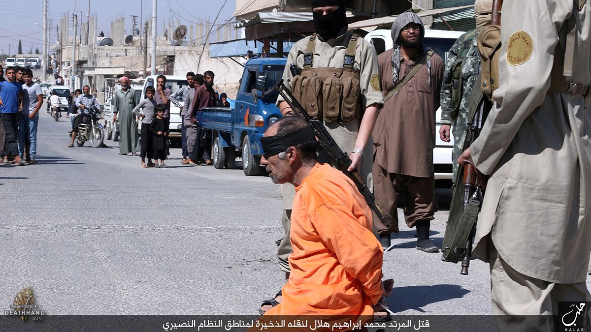 isis-executes-accused-traitor-with-the-sword-2-Aleppo-SY-sep-20-15.jpg