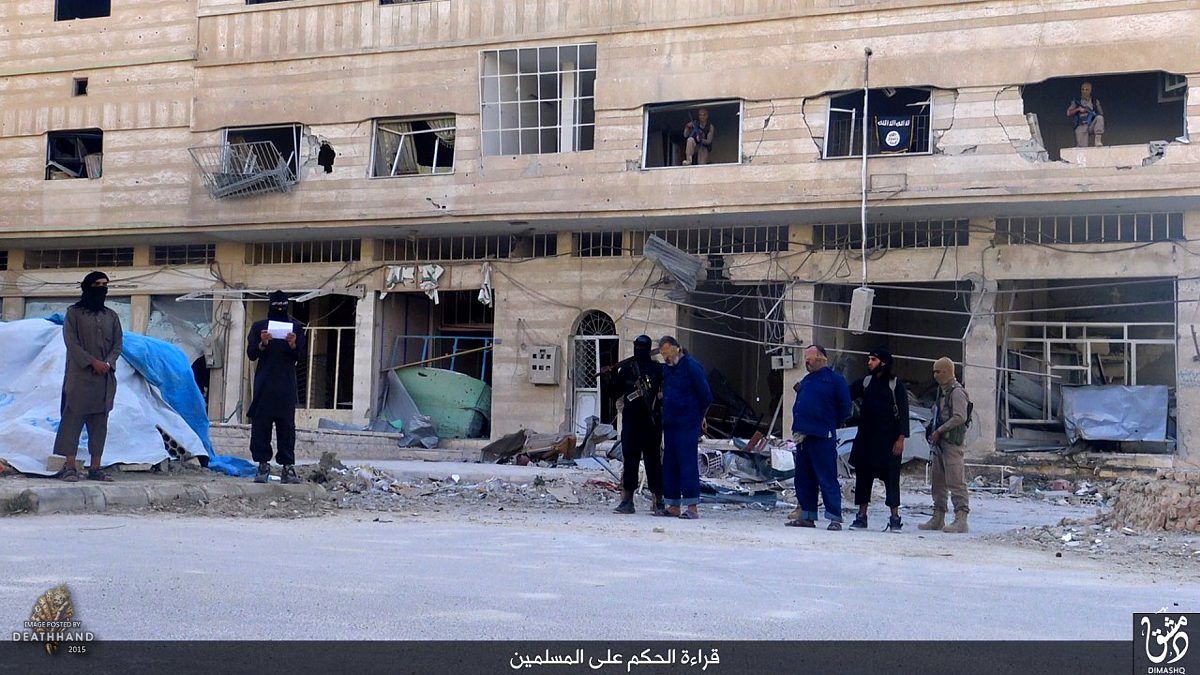isis-executes-two-accused-of-spying-1-Al-Qariten-SY-sep-13-15.jpg