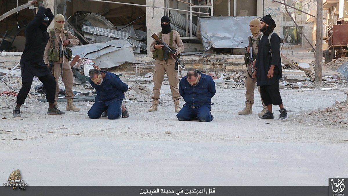 isis-executes-two-accused-of-spying-5-Al-Qariten-SY-sep-13-15.jpg