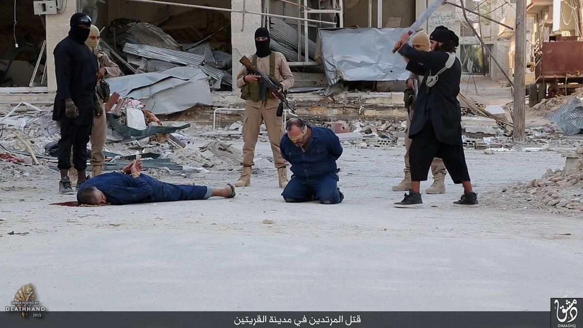 isis-executes-two-accused-of-spying-6-Al-Qariten-SY-sep-13-15.jpg