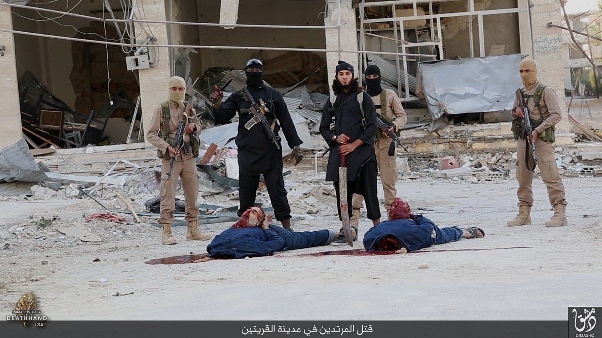 isis-executes-two-accused-of-spying-7-Al-Qariten-SY-sep-13-15.jpg