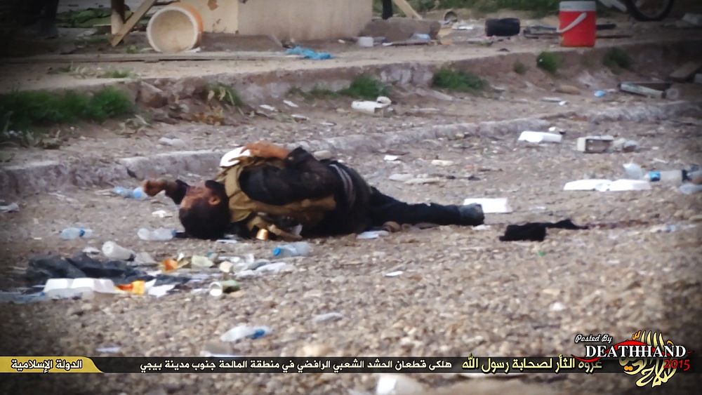 isis-executes-two-men-after-battle-with-iraqi-troops-6-Baiji-IQ-jan-12-15.jpg