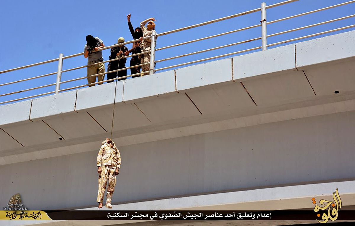 isis-hangs-iraqi-soldier-from-bridge-3-Fallujah-IR-may-21-15.jpg