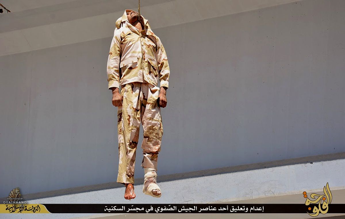 isis-hangs-iraqi-soldier-from-bridge-4-Fallujah-IR-may-21-15.jpg