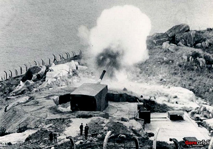 jap-coastal-defense-gun-firing-Honk-Kong-dec-1941.jpg