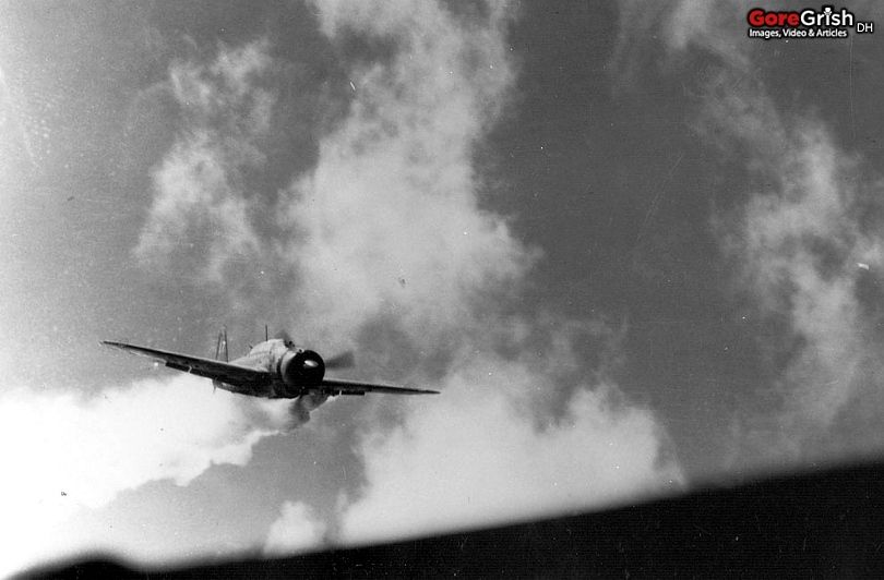 japanese-bomber-before-hitting-uss-essex2-Philippines-nov25-44.jpg