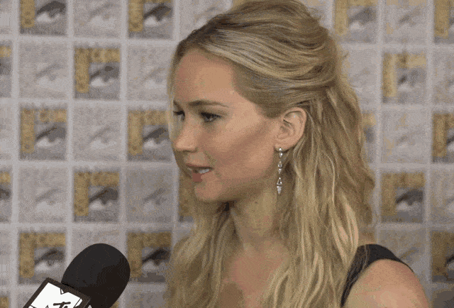 jennifer-lawrence-air-quotes.gif