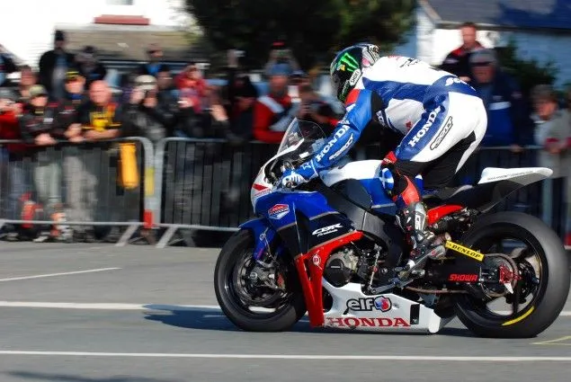 John-McGuinness-Ballaugh-Bridge-IOMTT-635x425.webp