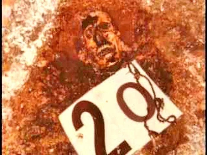 john-wayne-gacy-jr-crime-scenes-los-cad-veres-003-.jpg