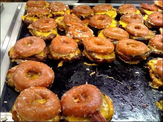 krispy-kreme-cheeseburger.webp
