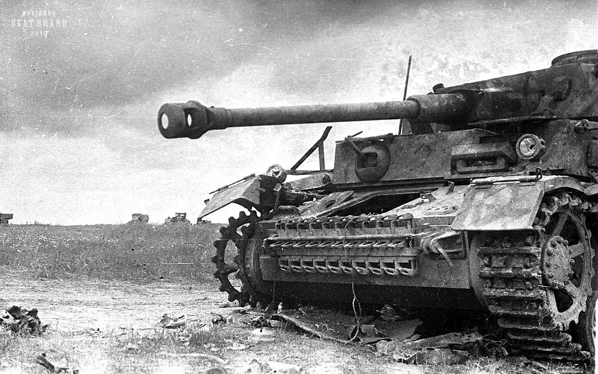 Kursk, July 1943, destroyed German medium tank PzKpfw IV.jpg