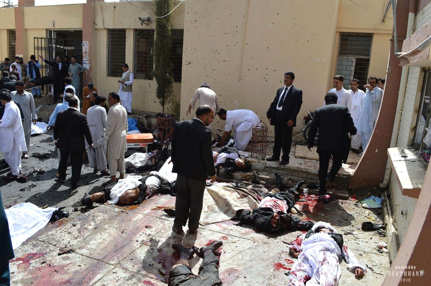 lawyer-killed-mourners-at-hospital-hit-by-suicide-bomber-2-Quetta-PK-aug-8-16.jpg