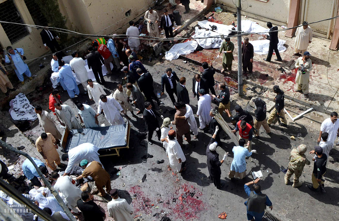 lawyer-killed-mourners-at-hospital-hit-by-suicide-bomber-4-Quetta-PK-aug-8-16.jpg